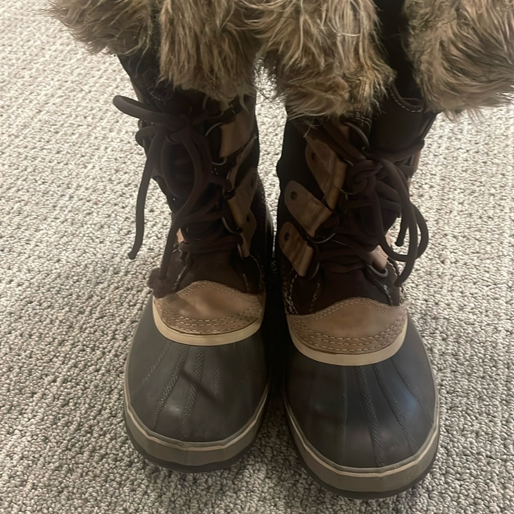 Sorel Joan of Arc Snow boot with fur trim. 
Women’s size 8.